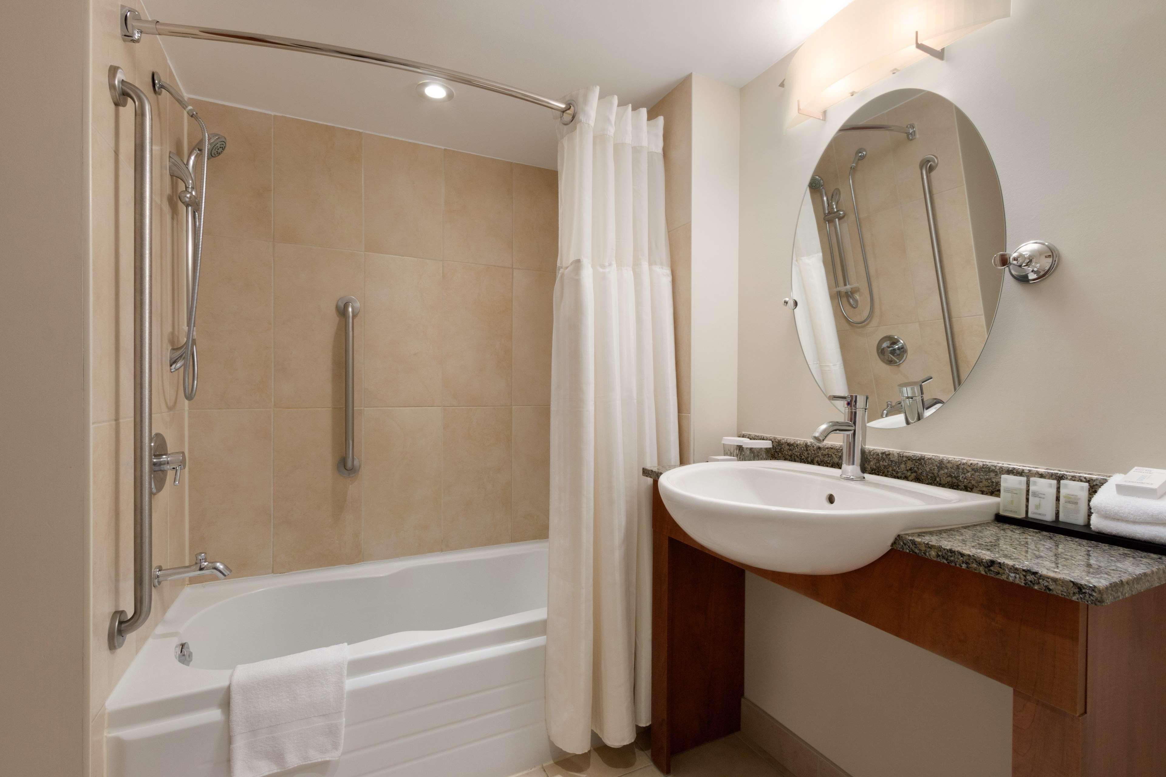 Embassy Suites By Hilton - Montreal Ngoại thất bức ảnh