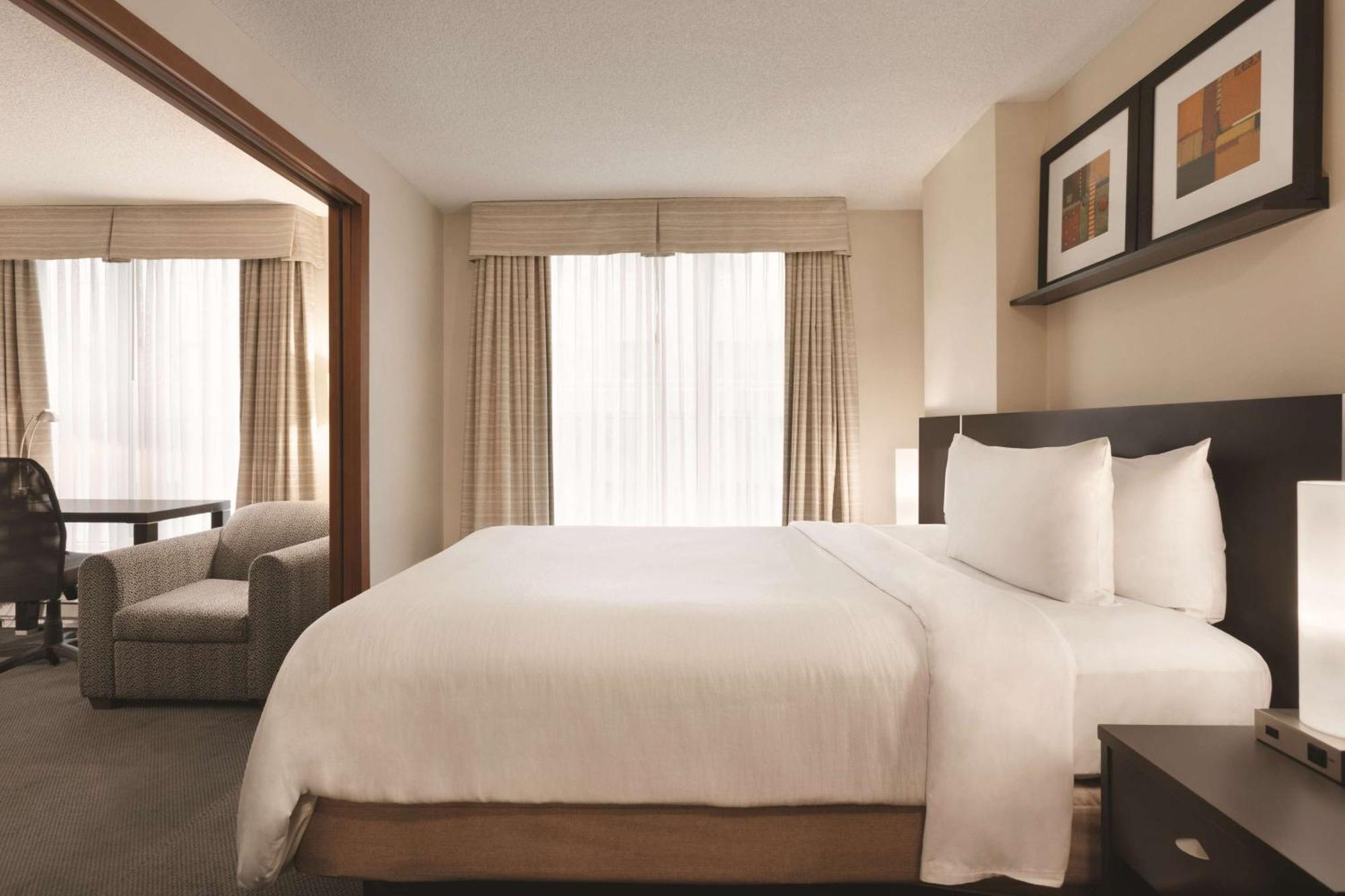Embassy Suites By Hilton - Montreal Ngoại thất bức ảnh